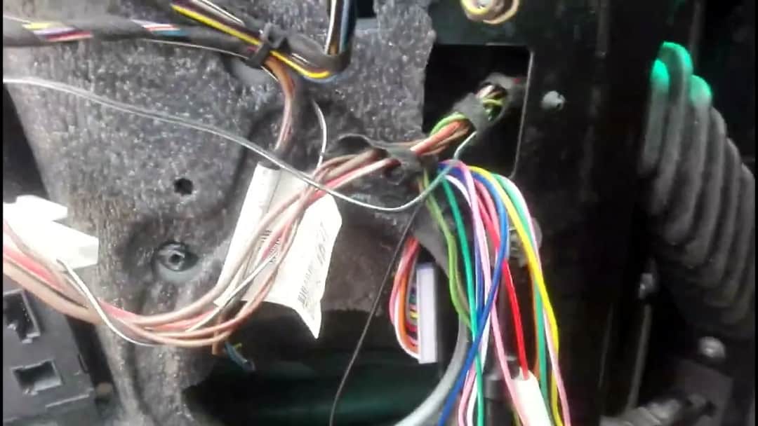 Jak podłączyć uniwersalny sterownik centralnego zamka bez błędów?