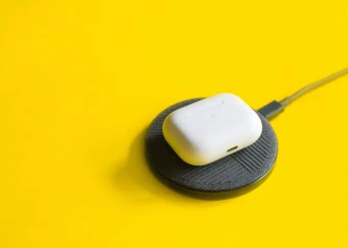 Jak naładować słuchawki bezprzewodowe bez ładowarki - proste metody