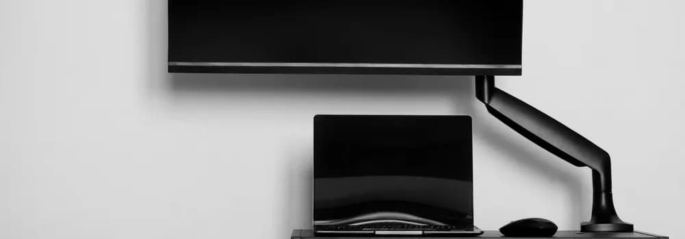 Jak powiesić monitor na ścianie – uniknij błędów w montażu