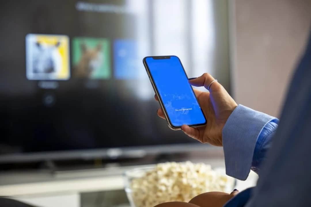 Jak oglądać filmy z telefonu na telewizorze bezprzewodowo i bez problemów