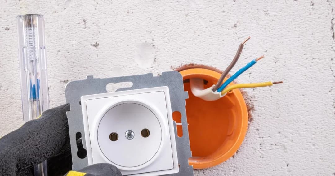 Jak prawidłowo podłączyć gniazdko z uziemieniem bez błędów i ryzyka