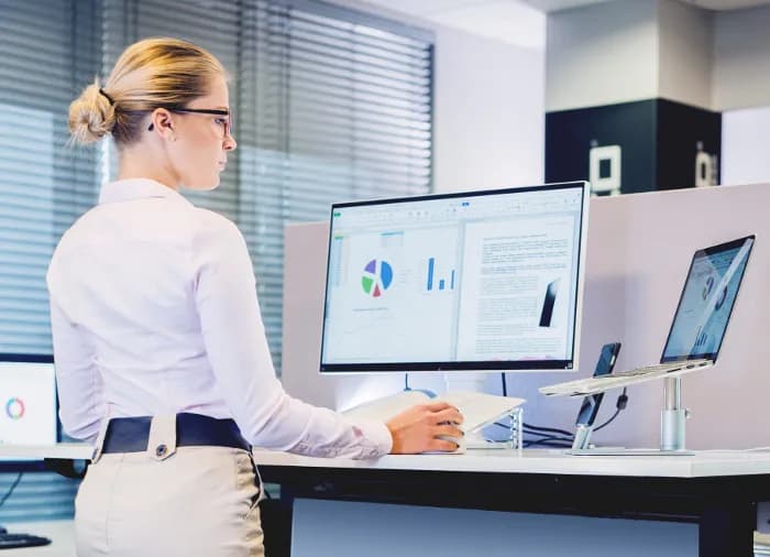 Jak monitor, mysz i klawiatura wpływają na efektywność pracy?