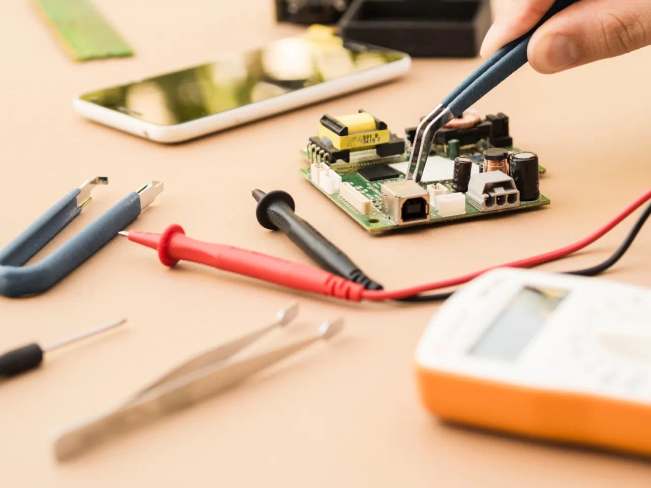 Z pozoru prosta przeróbka. O konsekwencjach ingerencji w elektronikę, których nie widać na pierwszy rzut oka